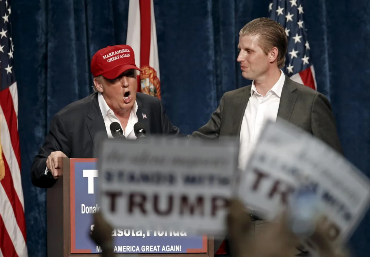 З сином Еріком під час передвиборчого заходу, 2015 рік (Фото: REUTERS/Scott Audette)