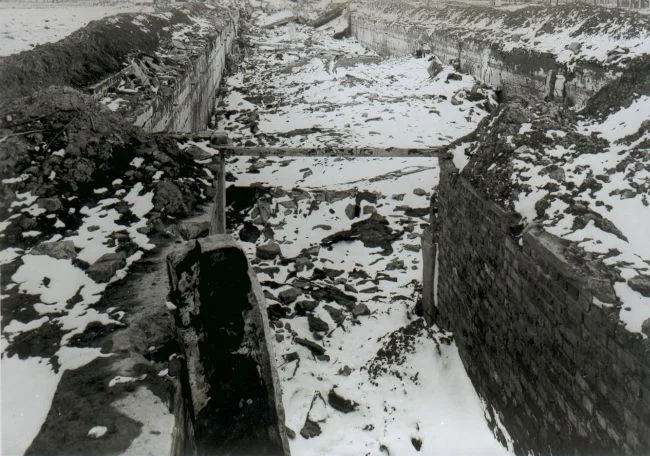 Попытки немцев скрыть преступления: на фото – часть разрушенного крематория и газовой камеры II в лагере смерти Аушвиц II-Биркенау, взорванных нацистами 20 января 1945 года. На переднем плане – вход в раздевалку. Фото сделано в феврале или марте 1945 года (Фото: Auschwitz-Birkenau State Museum Archive)