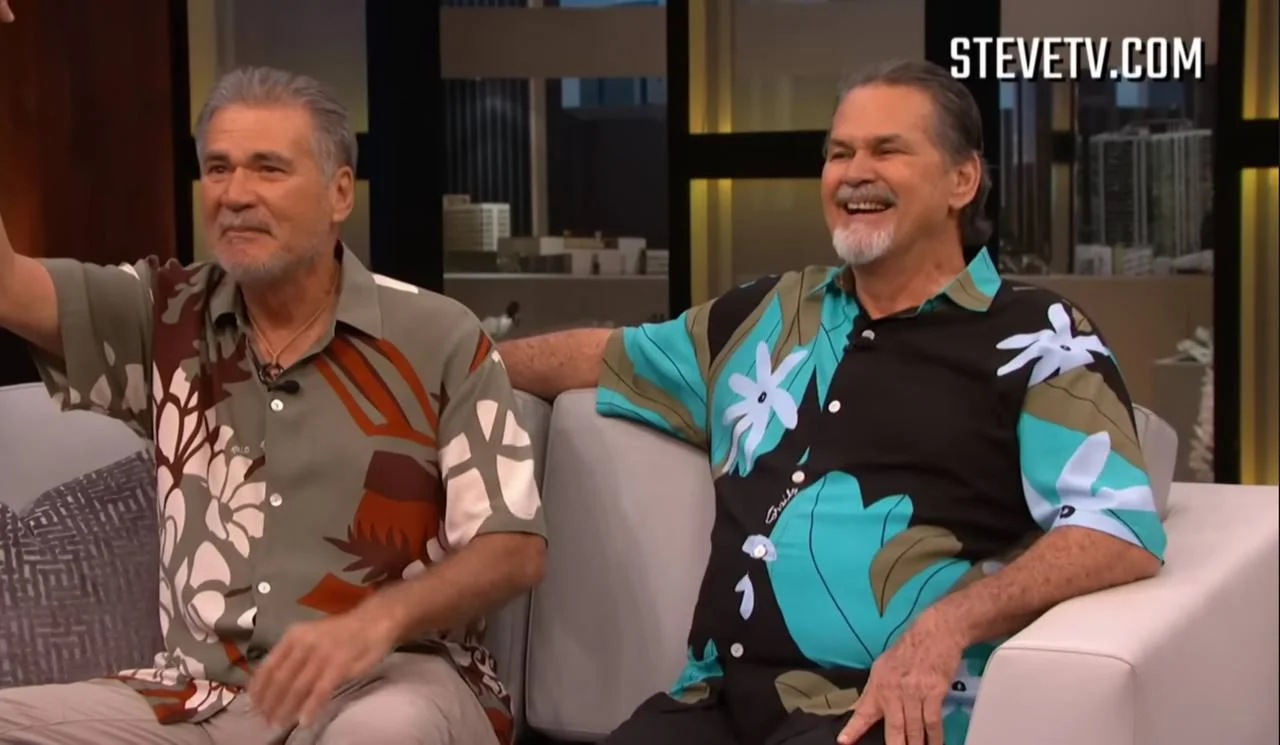 Оказавшиеся братьями друзья на шоу Steve TV (Фото: Steve TV/YouTube/скриншот)