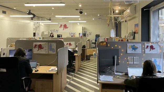 Телефонні оператори МКЧХ збирають детальну інформацію, часто під час довгих та емоційних розмов (Фото: BBC)