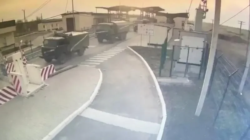 Російська військова колона зранку 24 лютого 2022 року без супротиву долає адміністративну межу на Чонгарі (Фото: Державна прикордннна служба)