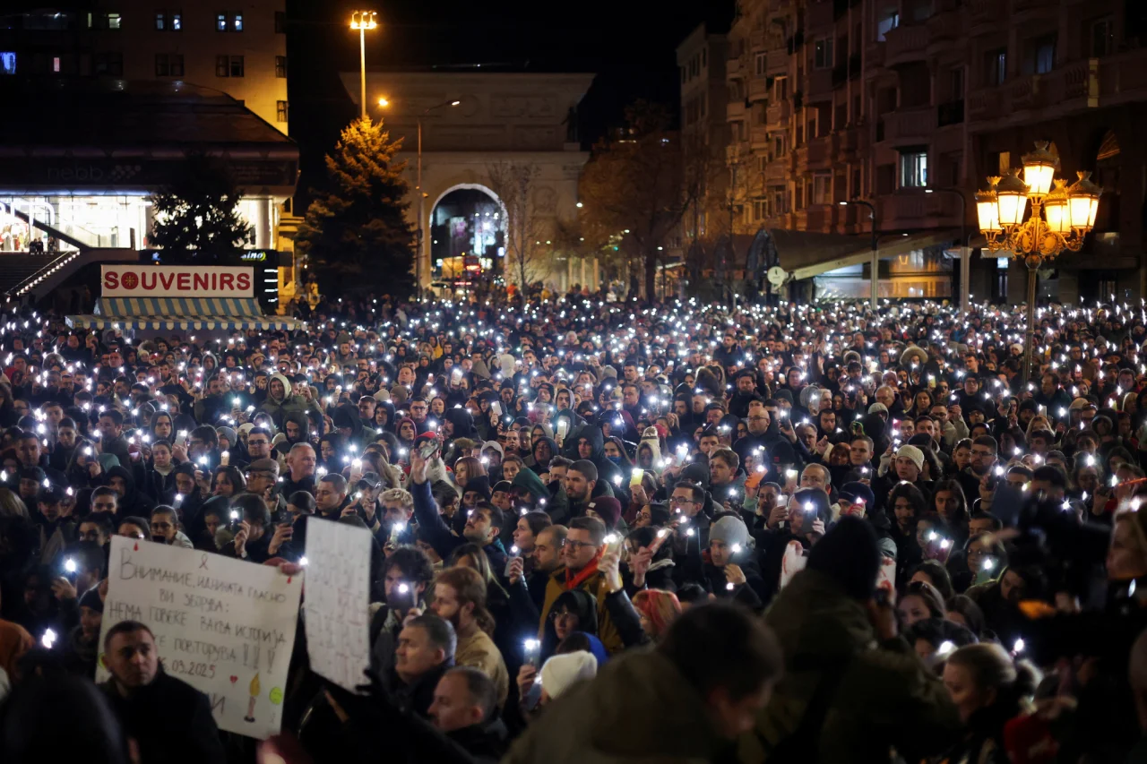 Люди блимають світлом мобільних телефонів під час мітингу, організованого організацією Хто наступний? після пожежі в клубі, яка призвела до десятків смертей (Фото: REUTERS/Marko Djurica)