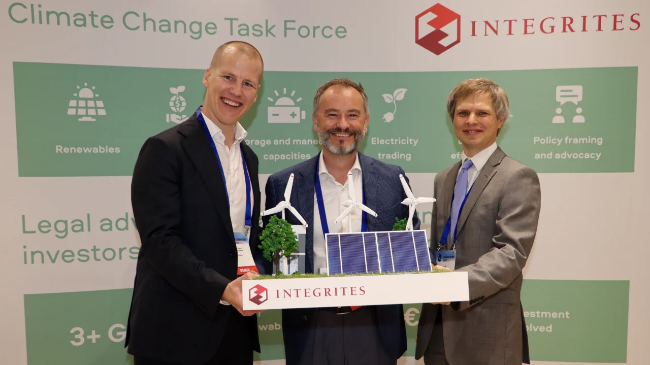 INTEGRITES. Керуючий партнер INTEGRITES Олексій Фелів (по центру), партнер фірми Олег Загнітко (праворуч) та представник норвезької NBT AS (зараз Emergy AS), на презентації Climate Change Task Force під час Українського Енергетичного Форуму в 2021 році