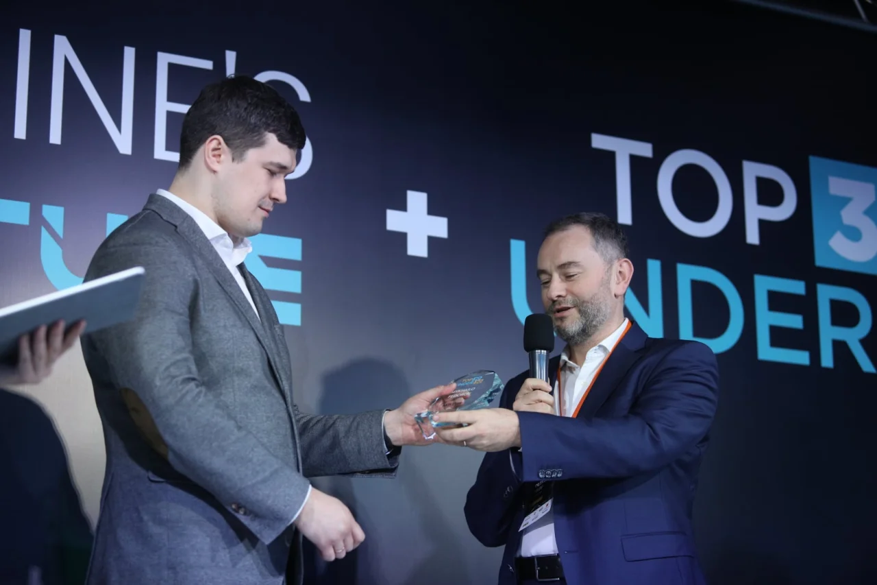 INTEGRITES. Керуючий партнер INTEGRITES Олексій Фелів вручає нагороду «Top 30 Under 30» міністру цифрової трансформації України Михайлу Федорову під час Tiger Conference 2019 у Києві