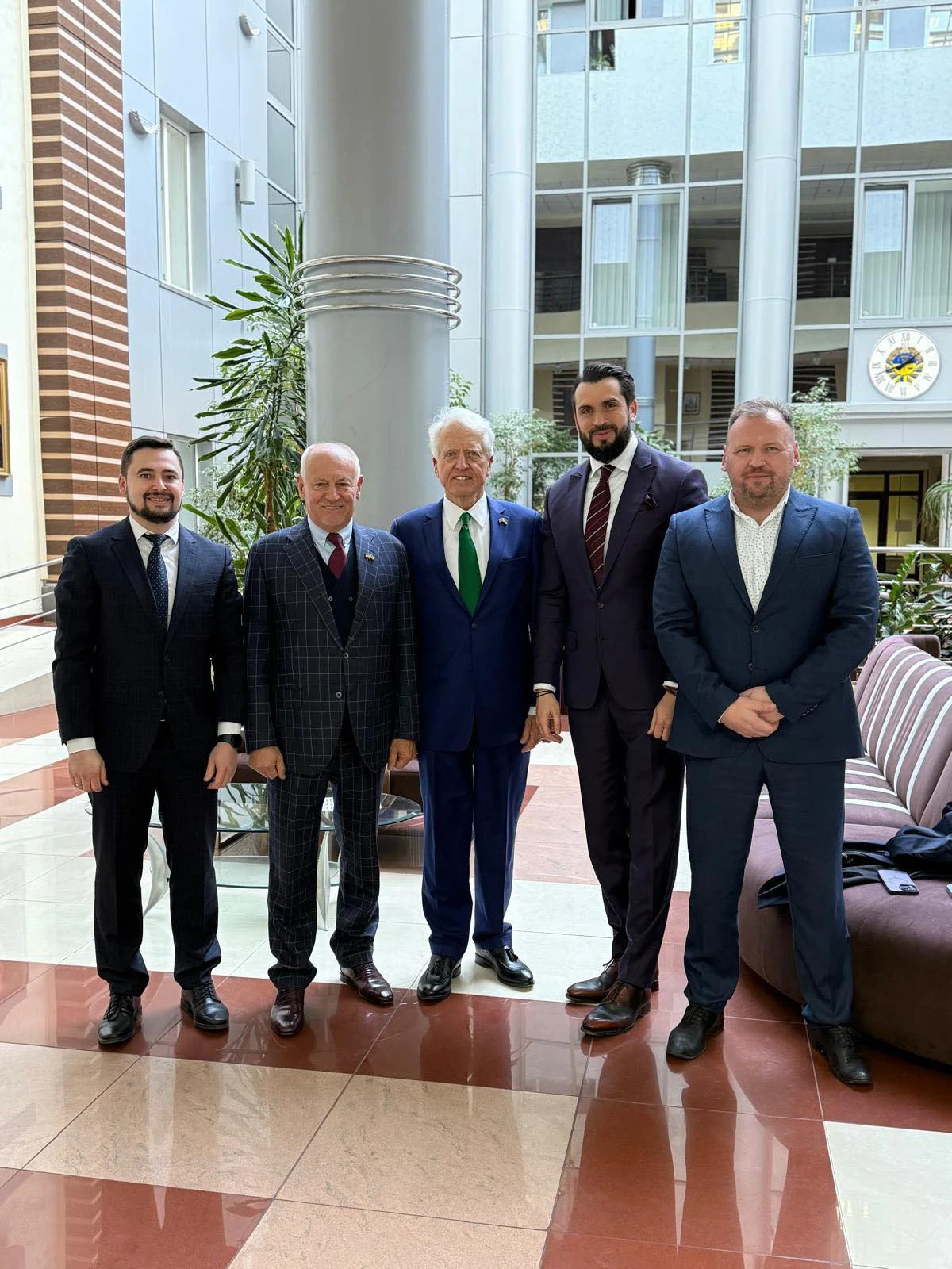 На фото адвокаты EQUITY вместе с американской делегацией во главе с Джимом Слэттери — членом Палаты представителей Конгресса США (1983-1995 гг.).