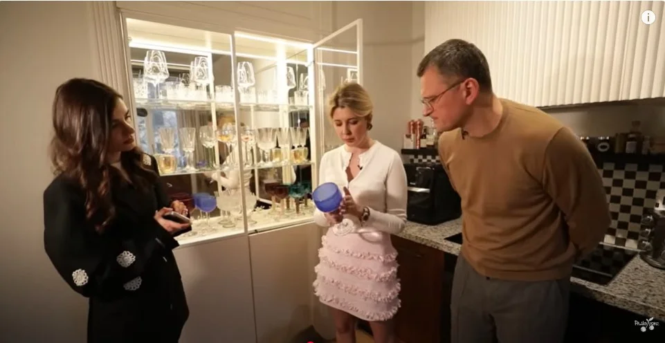 Світлана Павелецька та Дмитро Кулеба показали подарунок від Володимира та Олени Зеленських (Фото: Кадр із відео)