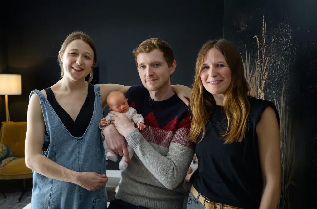 Грейс и Ангус Дэвидсон с ребенком Эми Изабель, а также тетей ребенка и донором матки Эми Перди (Фото: Womb Transplant UK)