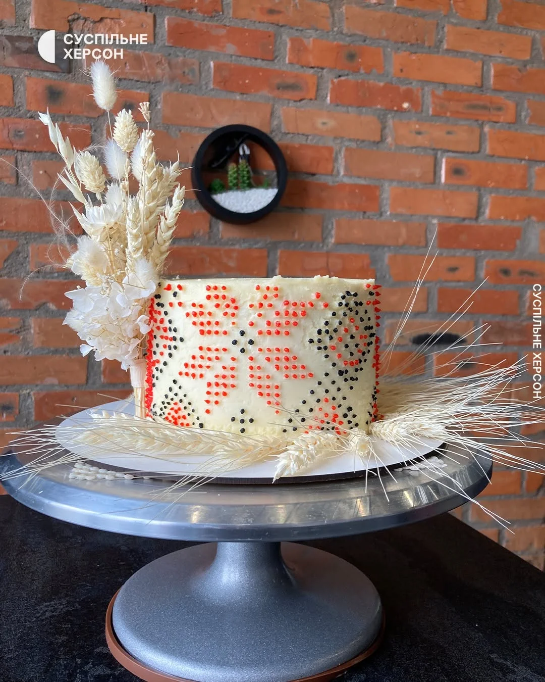 Торт Чорнобаївка з вишнями, горіхами та маком (Фото: instagram/suspilne.kherson)