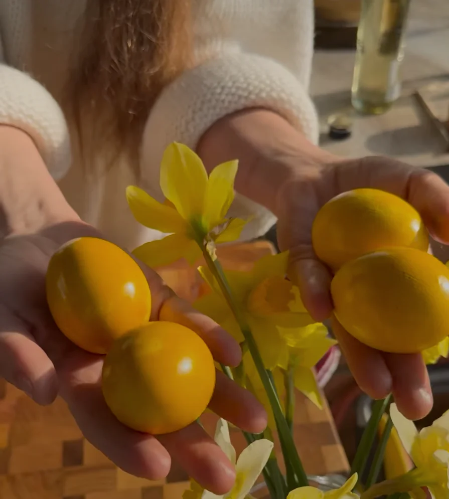 Яскраві жовті крашанки можна пофарбувати за допомогою куркуми (Фото: Скриншот/facebook)