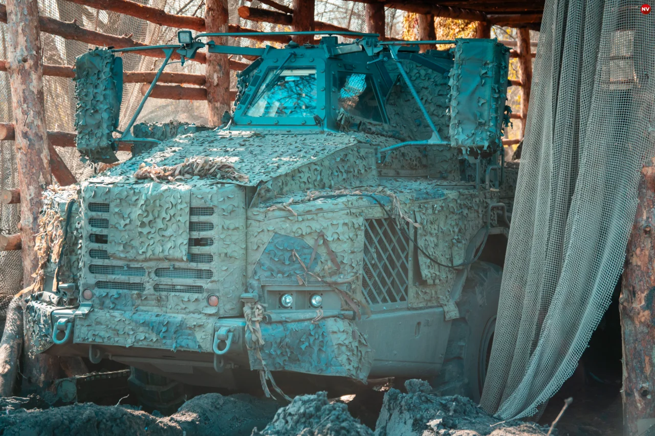 САУ в укрытии (Фото: Сергей Окунев / NV)