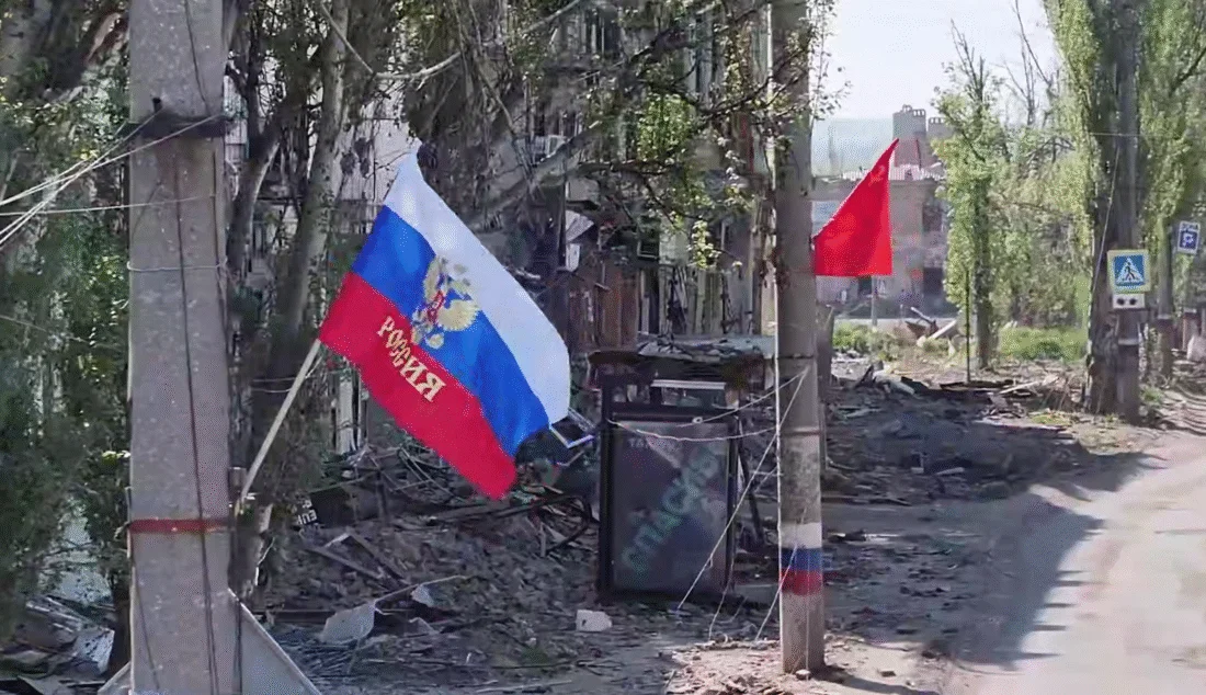 Триколори в захопленому окупантами Бахмуті (Фото: Росджерела)