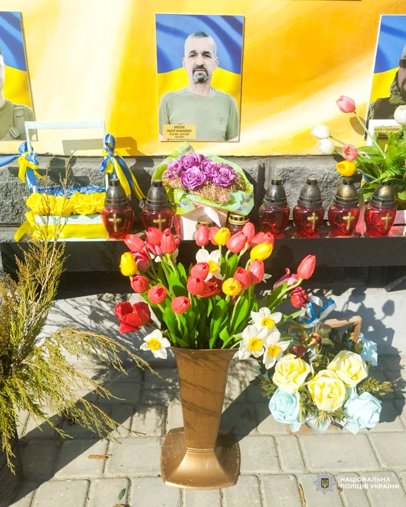 Парень похитил цветы из аллеи погибших героев (Фото: Нацполиция)