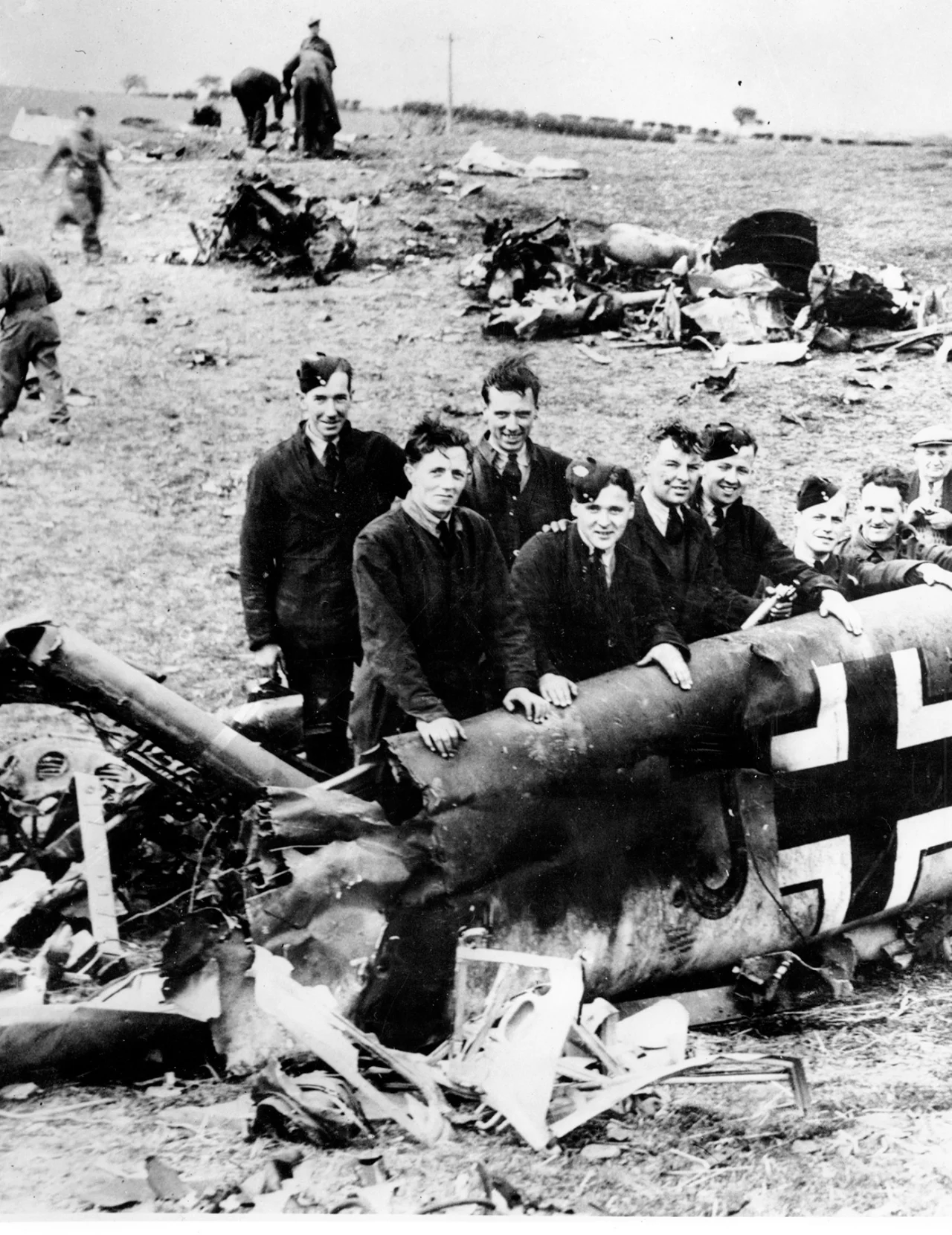 Солдати Національної гвардії стоять біля уламків винищувача Messerschmitt 110, у якому був Рудольф Гесс, 10 травня 1941 року (Фото: AP)