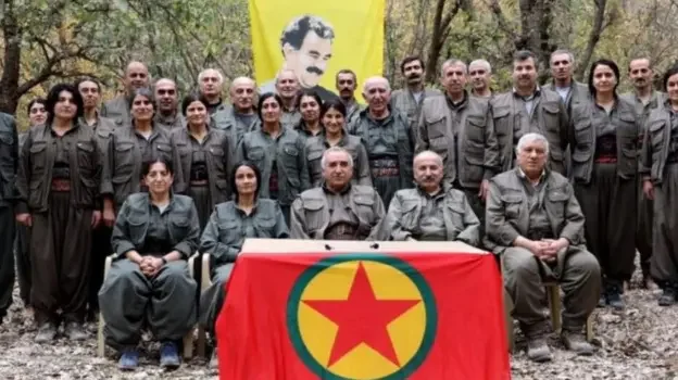 Учасники історичного з'їзду РПК на тлі портрета Оджалана (Фото: Firat News Agency)