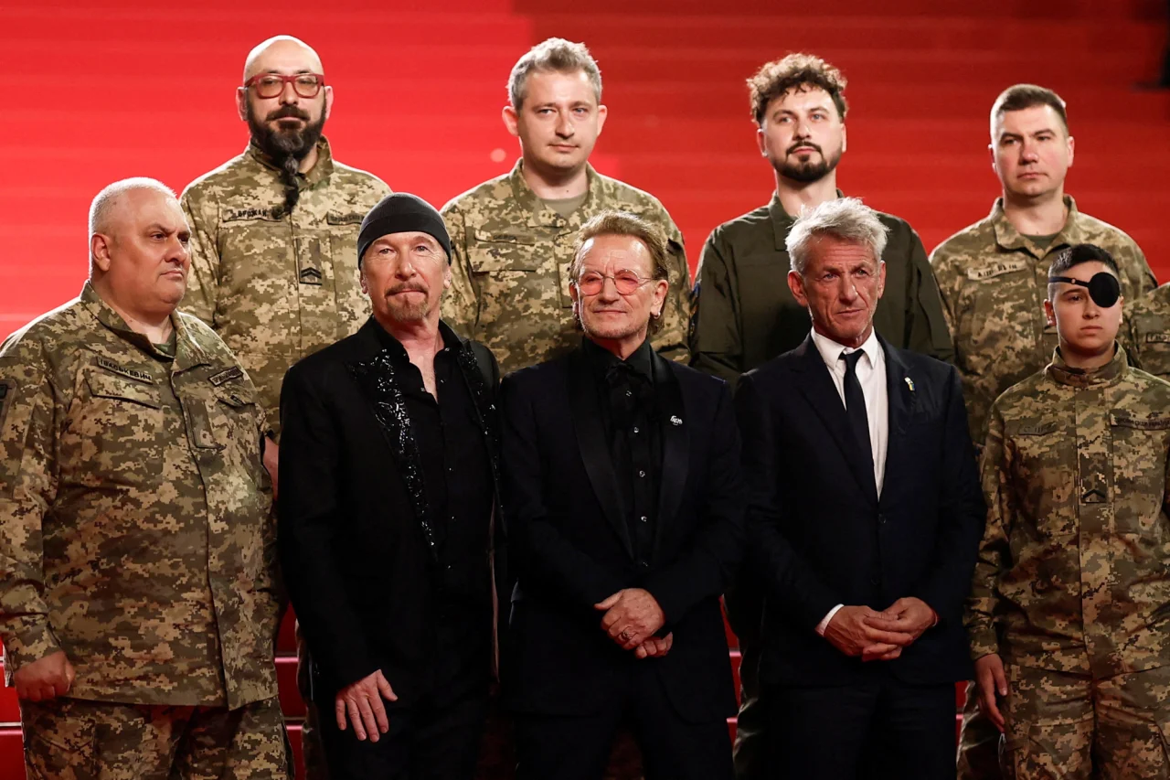 Боно, Эдж и Шон Пенн позируют с украинскими военнослужащими на Каннском кинофестивале (Фото: REUTERS/Benoit Tessier)