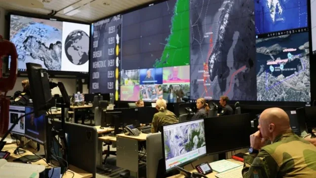 Розвідники стежать за пересуваннями російських кораблів у водах Арктики з військового штабу, розташованого в горах (Фото: BBC)