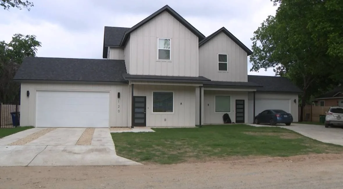 Забудовник незаконно побудував дуплекс на місці старого будинку (Фото: KVUE)