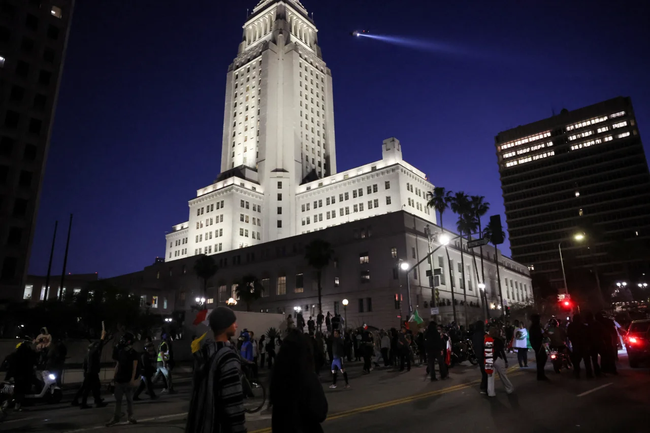 Демонстранты возле здания мэрии Лос-Анджелеса, вечер 10 июня 2025 года (Фото: REUTERS/Leah Millis)