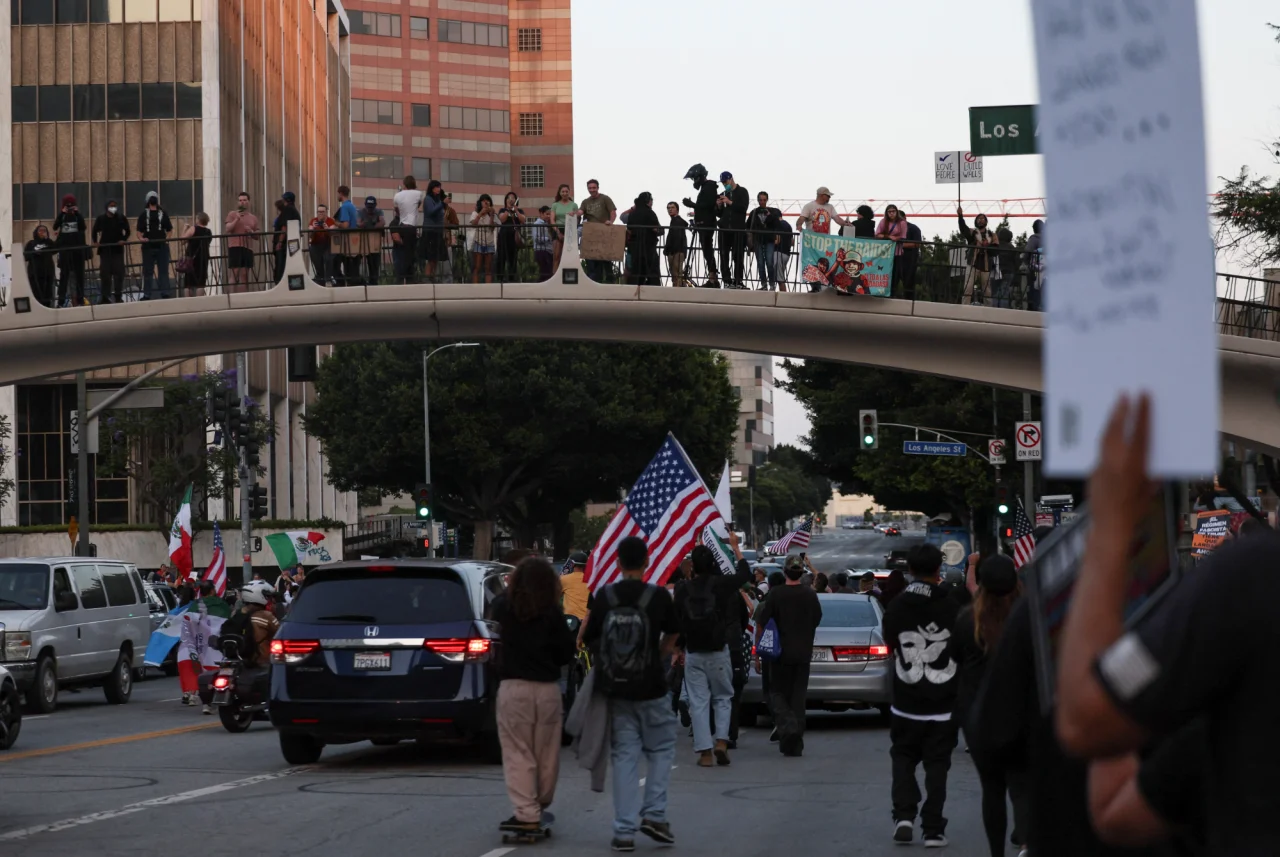 Демонстранты в центре Лос-Анджелеса, 10 июня 2025 (Фото: REUTERS/Leah Millis)