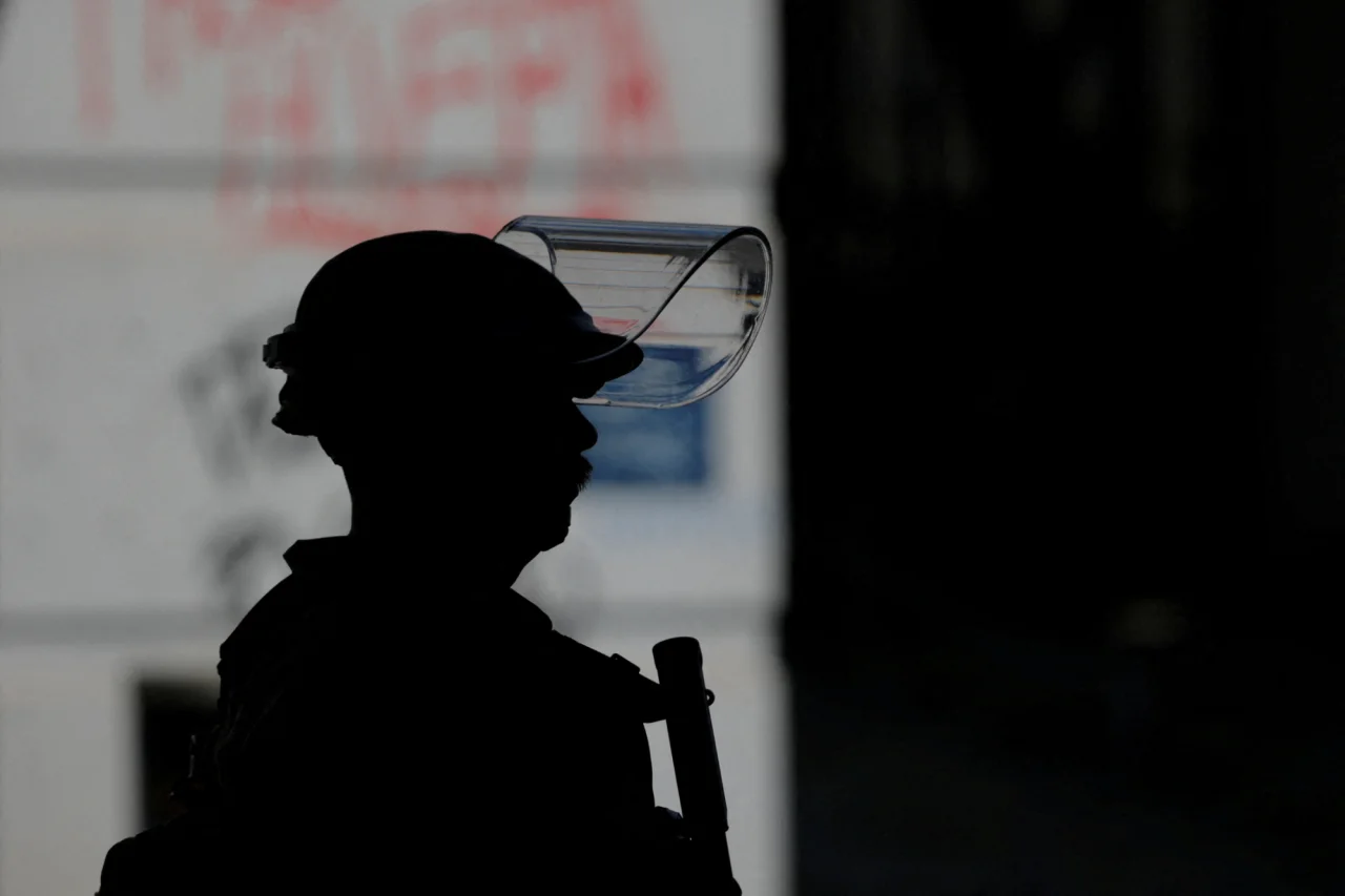 Член Национальной гвардии Калифорнии на страже у федерального здания им. Эдварда Ройбала в Лос-Анджелесе, которое стало эпицентром первых волн протестов, 10 июня 2025 (Фото: REUTERS/Mike Blake)