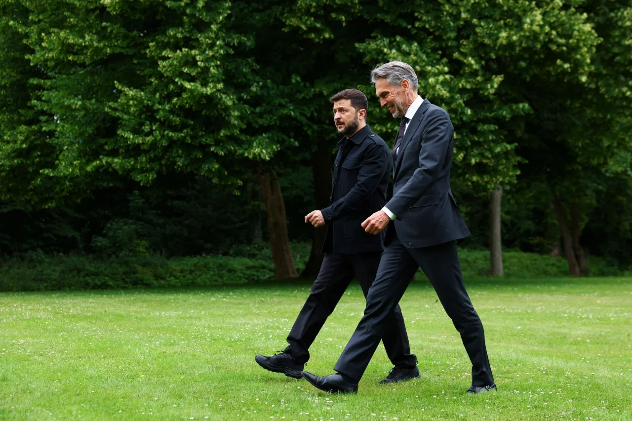Володимир Зеленський із Діком Схофом (Фото: REUTERS/Piroschka Van De Wouw)