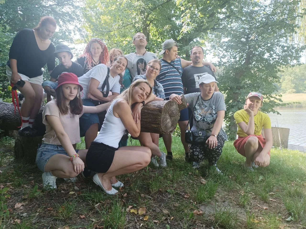 Група дорослих людей з інвалідністю з соціальними робітниками та фахівцями під час перебування у м. Богуслав у транзитному будинку БТ 