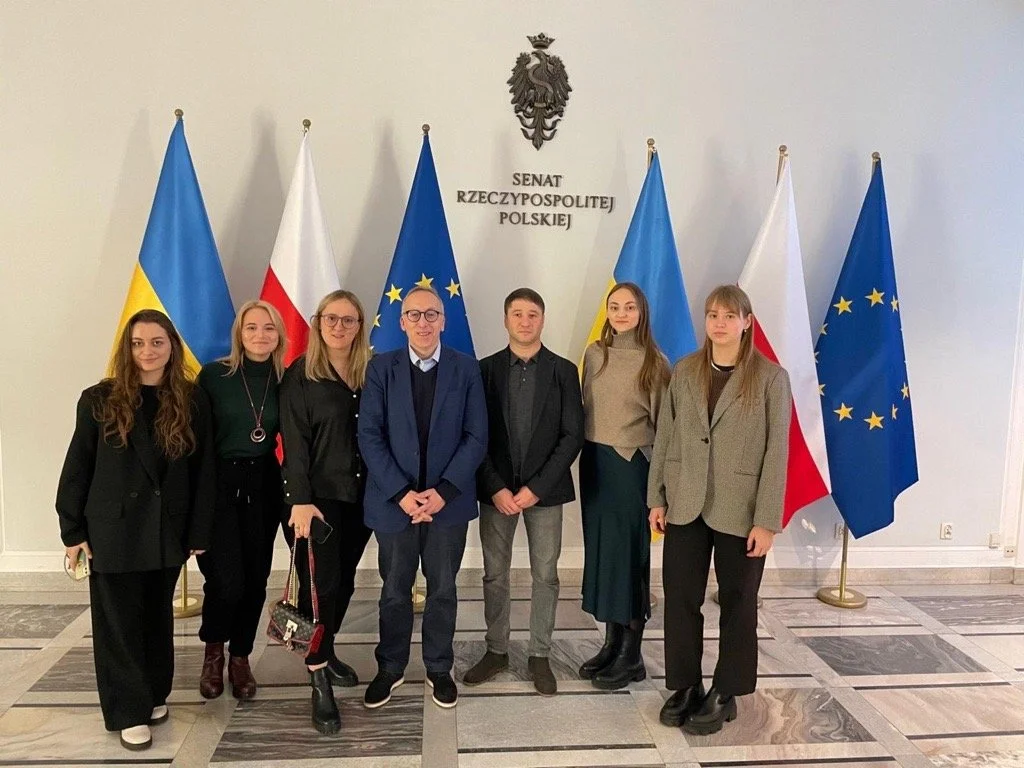 Якуб Карновскі зі студентами наукового кола з відбудови України у Варшавській школі економіки