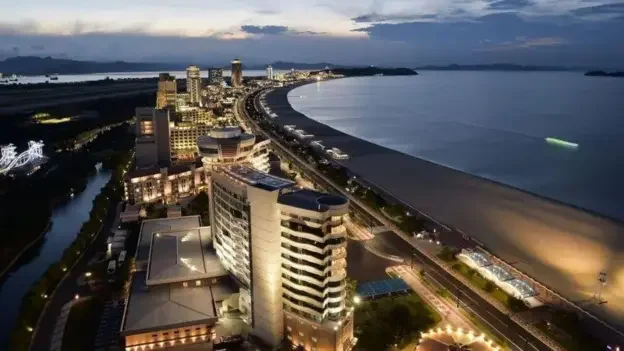 Уздовж узбережжя звели десятки висотних будівель (Фото: Getty Images)