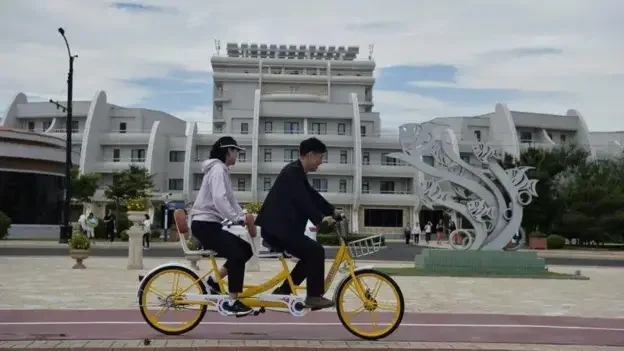 Готелі будували з шаленою швидкістю, що викликало побоювання щодо умов праці будівельників (Фото: Getty Images)