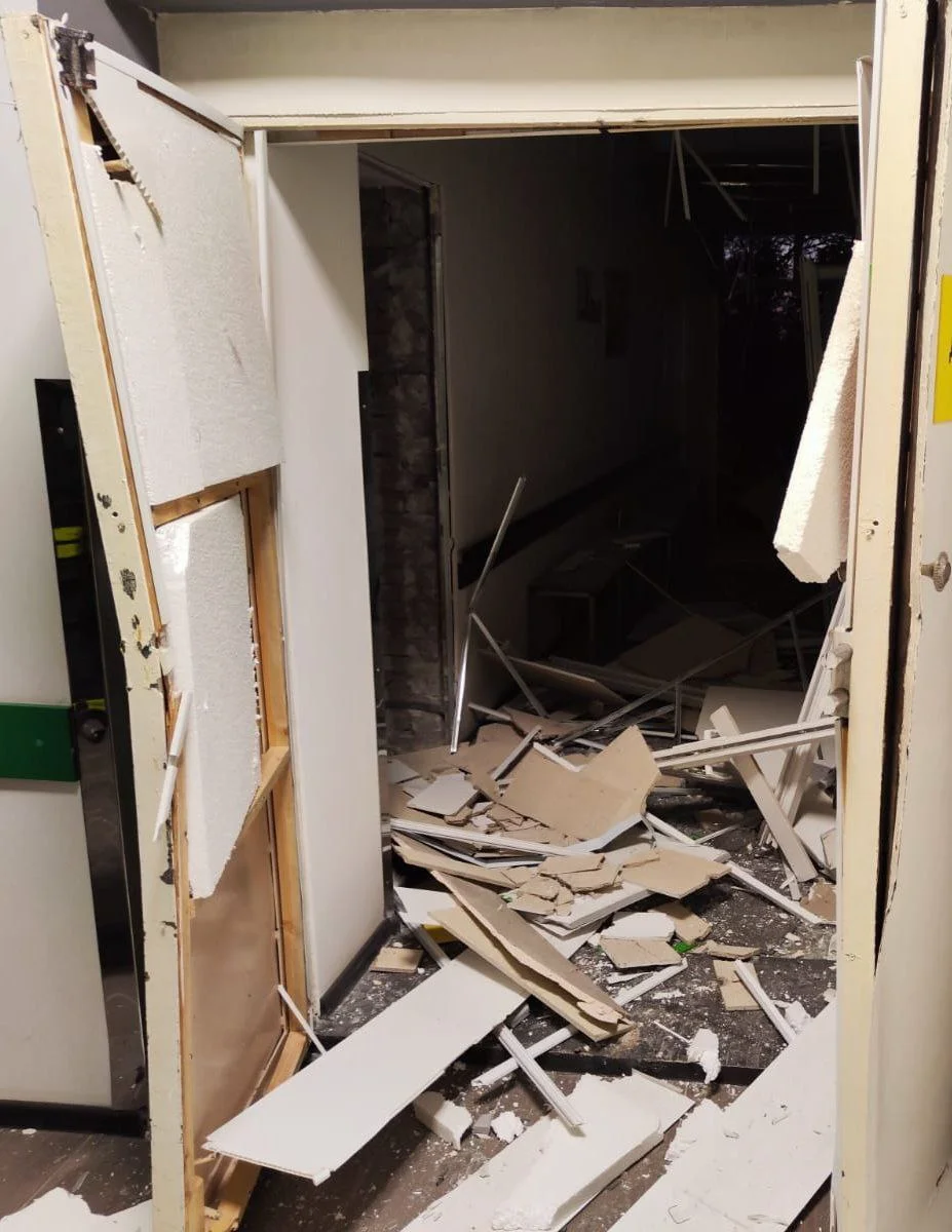 Россияне нанесли ракетный удар по Каменскому: повреждения получили городской роддом и больница -