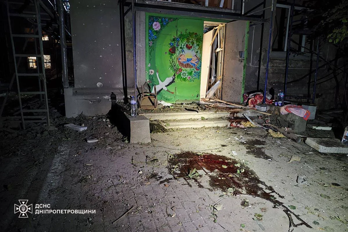 Россияне нанесли ракетный удар по Каменскому: повреждения получили городской роддом и больница -