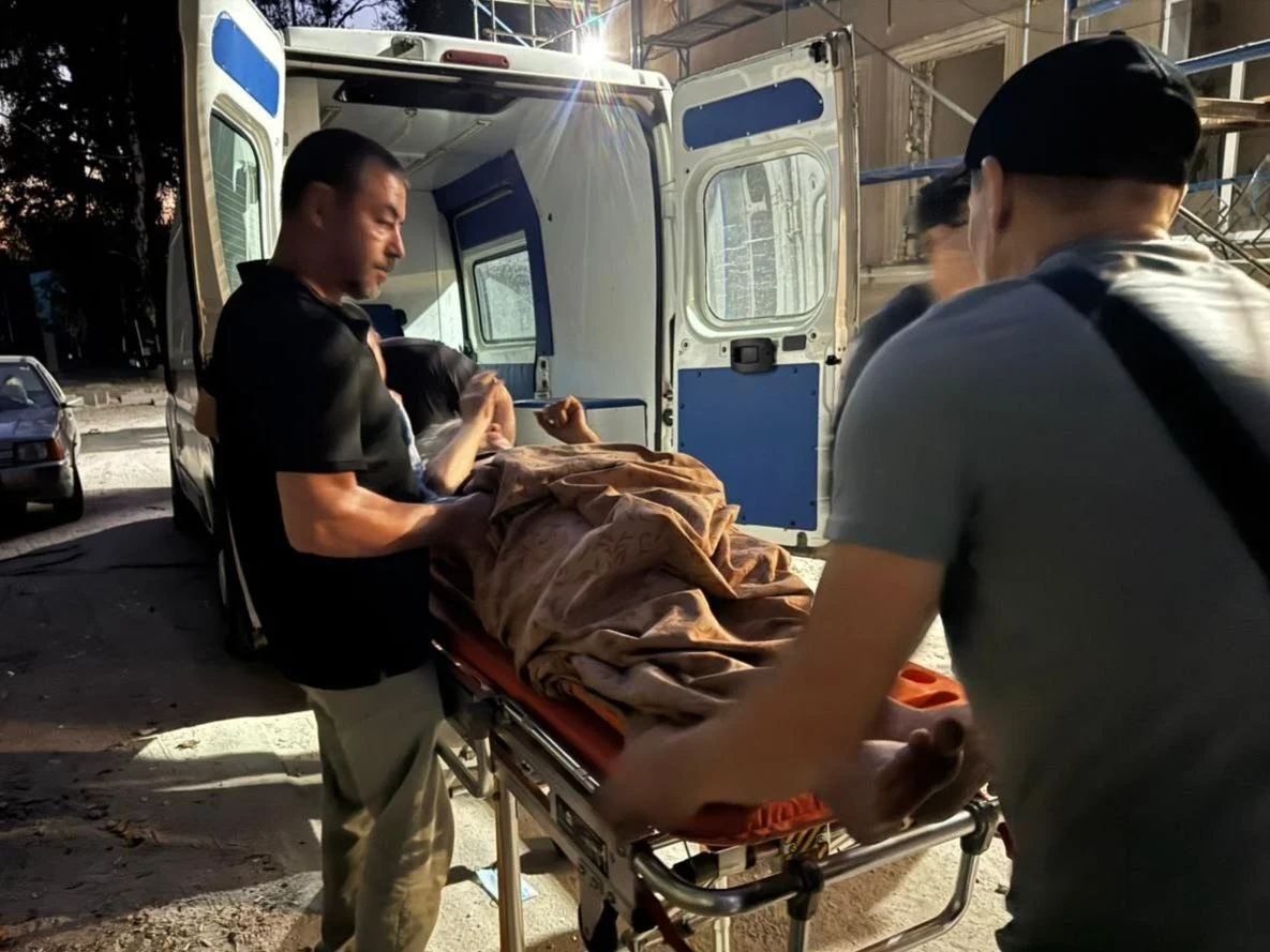 Россияне нанесли ракетный удар по Каменскому: повреждения получили городской роддом и больница -