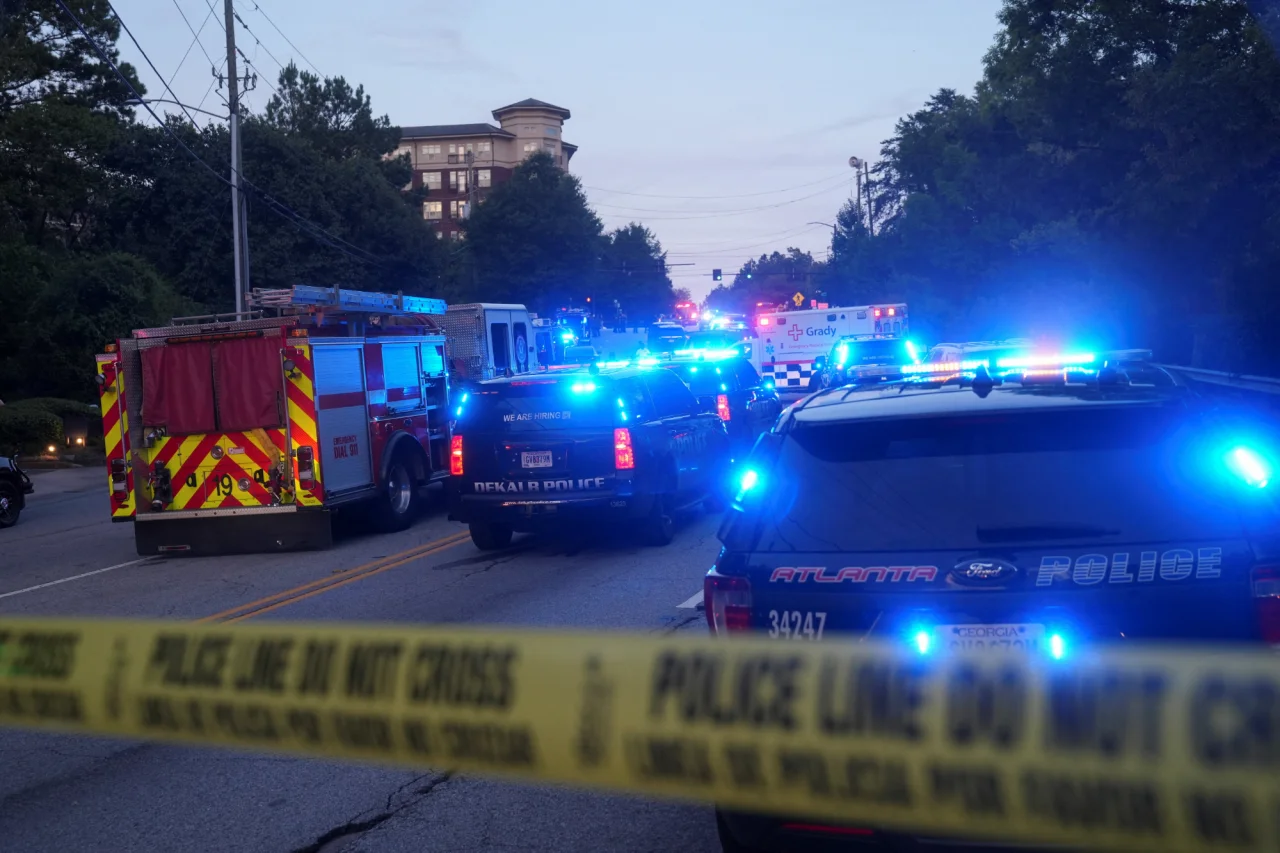 Полиция блокирует дорогу вдали от места стрельбы в Атланте, 8 августа 2025 года (Фото: REUTERS/Megan Varner)