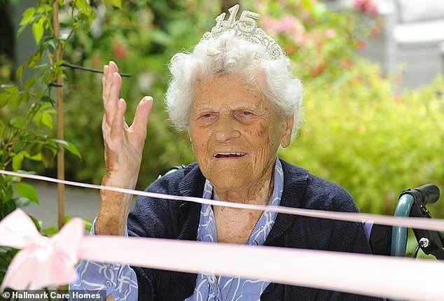 Именинница Этель Катерхэм (Фото: Hallmark Care Homes)