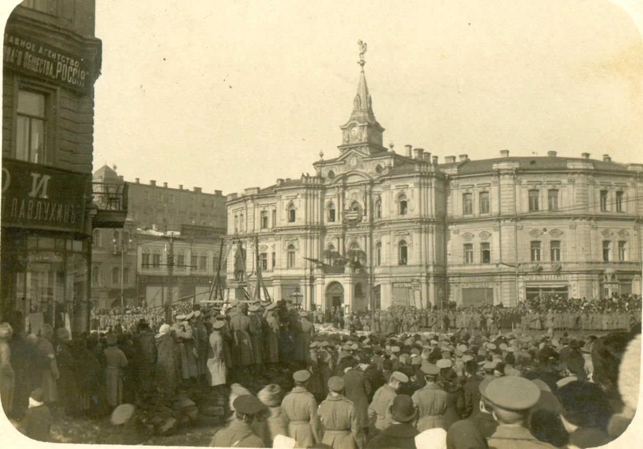 Праздник Свободы 16 марта 1917 года на Думской площади (сейчас – Майдан Незалежности) в Киеве. Революционные активисты сносят памятник убитому в 1911 году премьер-министру Петру Столыпину (Фото: Музей истории города Киева)