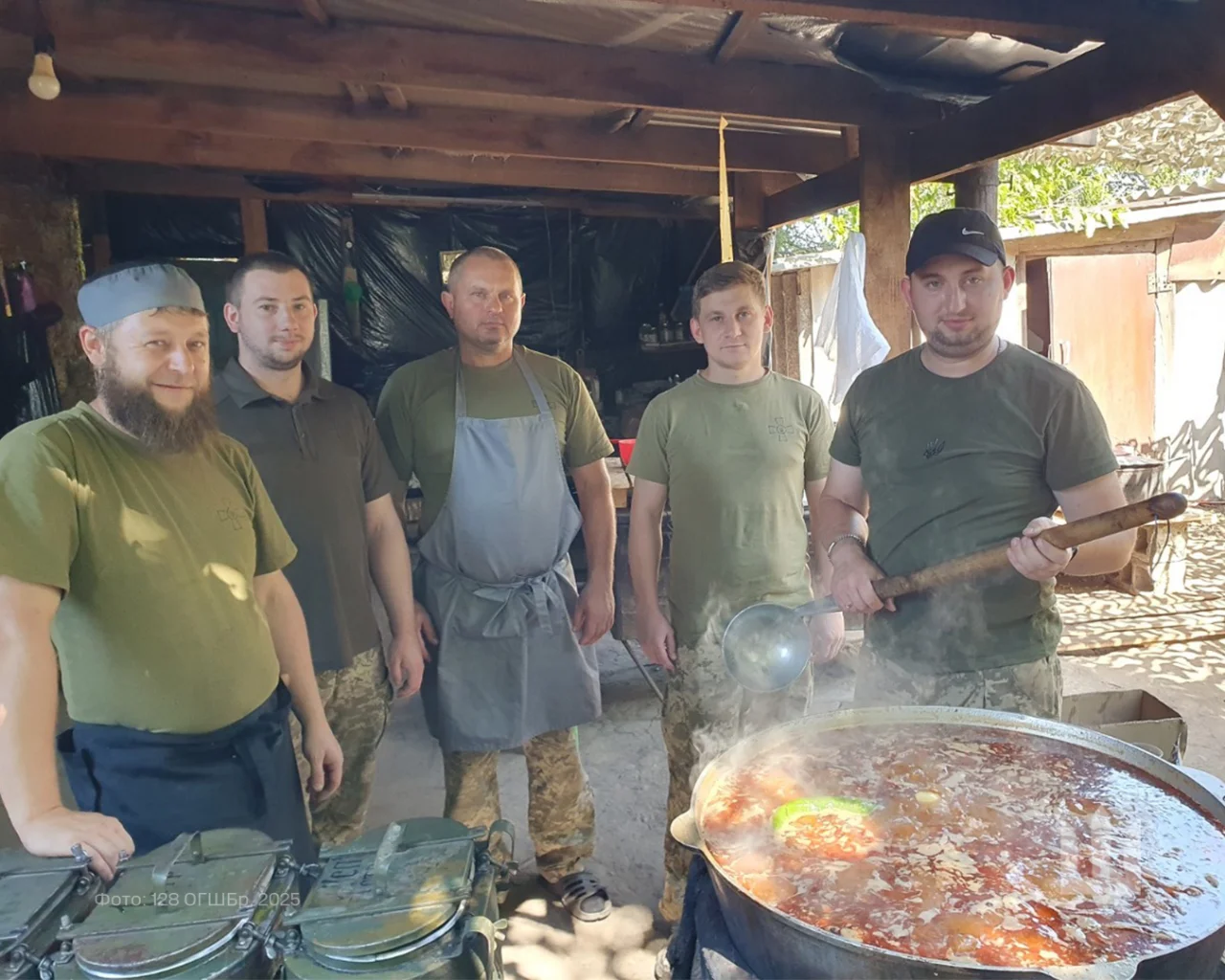 Військовослужбовці поділилися секретом приготування однієї з улюблених страв (Фото: facebook/brigade128)