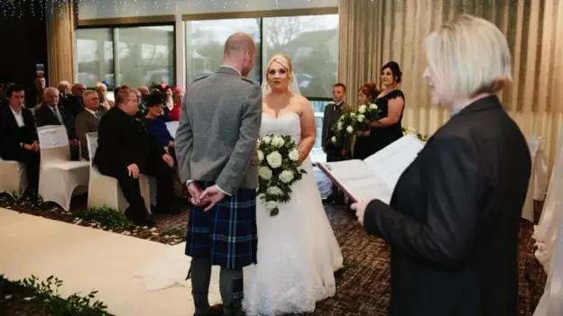 На весіллі пари були рідні, друзі й один незнайомець (Фото: Belvedere Images)