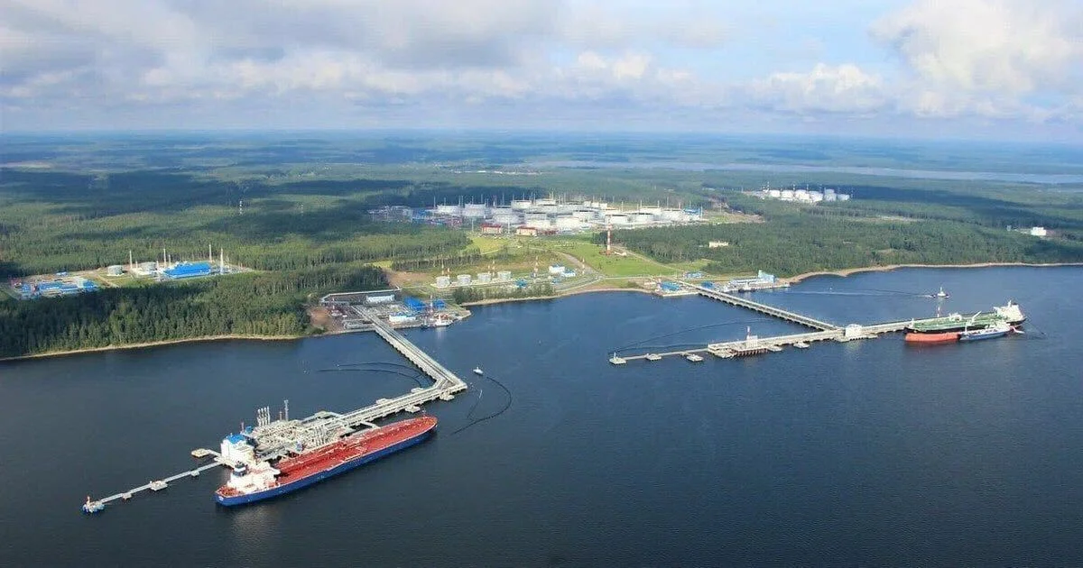 Chiroyli qizlar avtosalonda