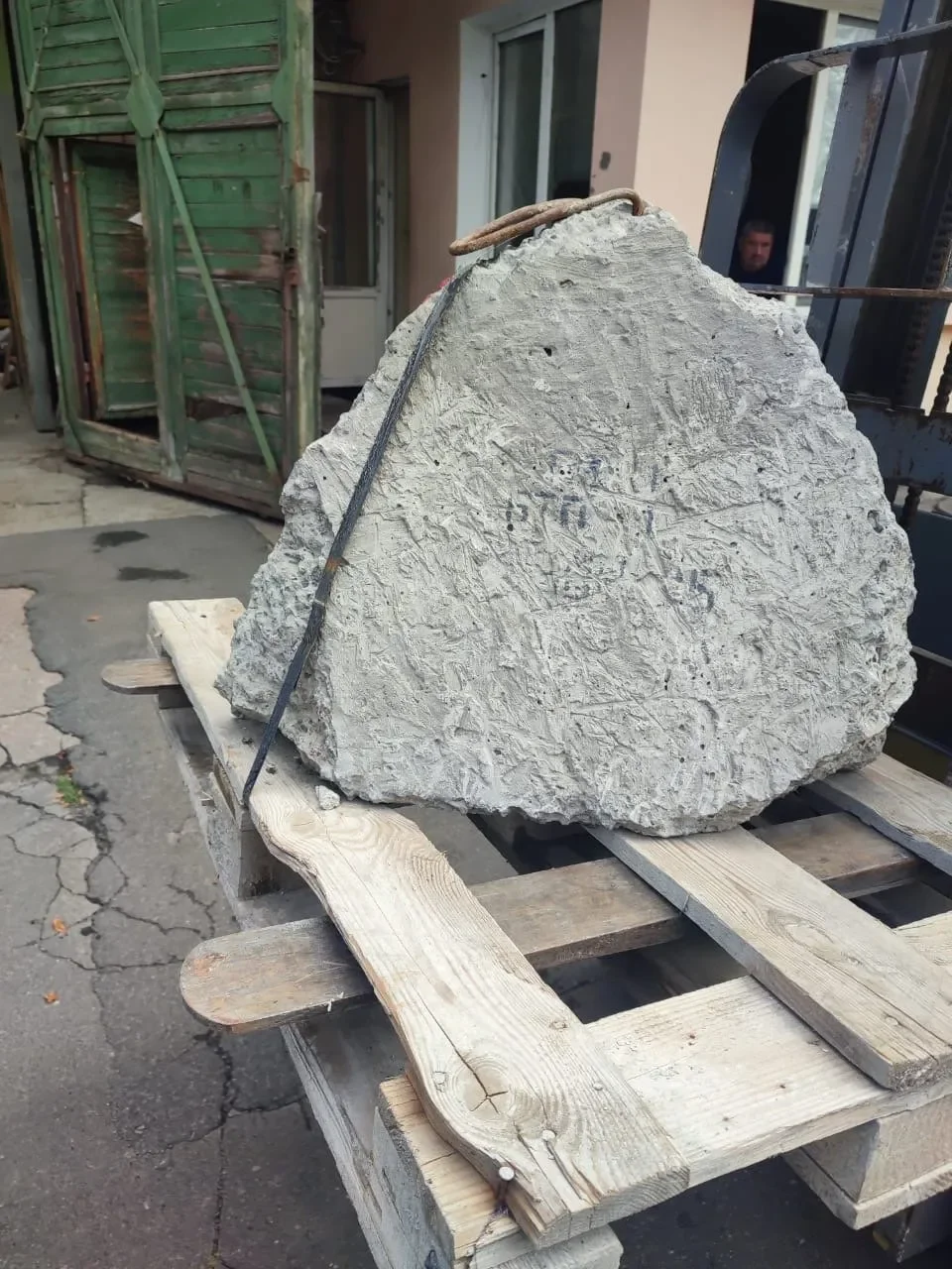 Заградительная пирамида на территории Государственного научно-исследовательского института строительных конструкций (Фото: NGL.media)