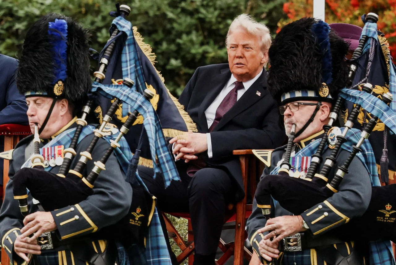 Трамп наблдюдает за маршем волынщиков в его честь (Фото: REUTERS/Kevin Lamarque)