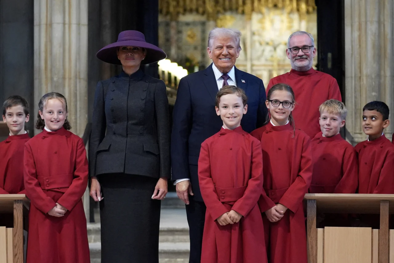 Мелания и Дональд Трамп с детским церковным хором в Часовне Святого Георгия в Виндзорском замке (Фото: Evan Vucci/Pool via REUTERS)