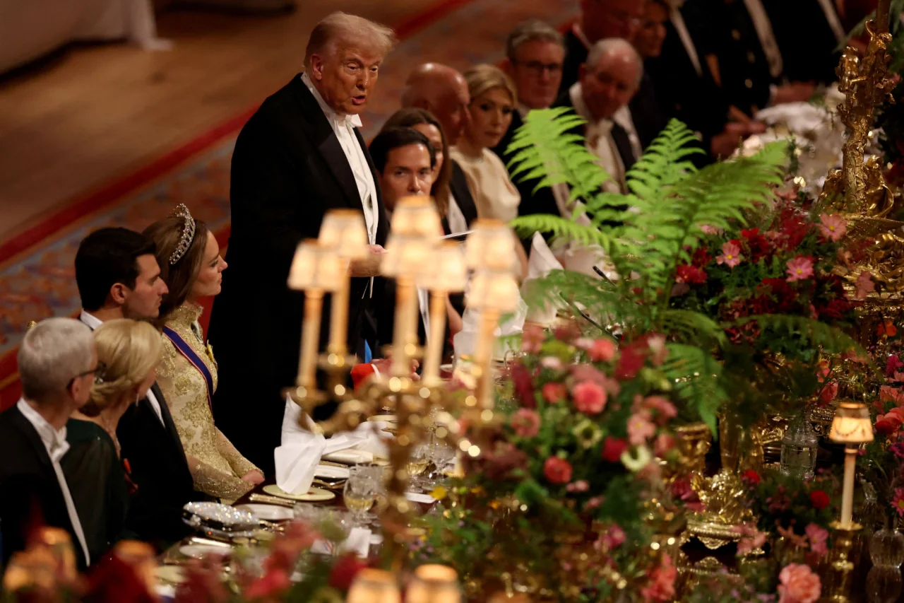 Трамп выступает с короткой речью на банкете (Фото: REUTERS/Phil Noble/Pool)