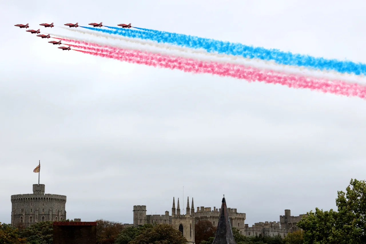 Пролет Красных стрел над Виндзорским замком (Фото: REUTERS/Phil Noble)