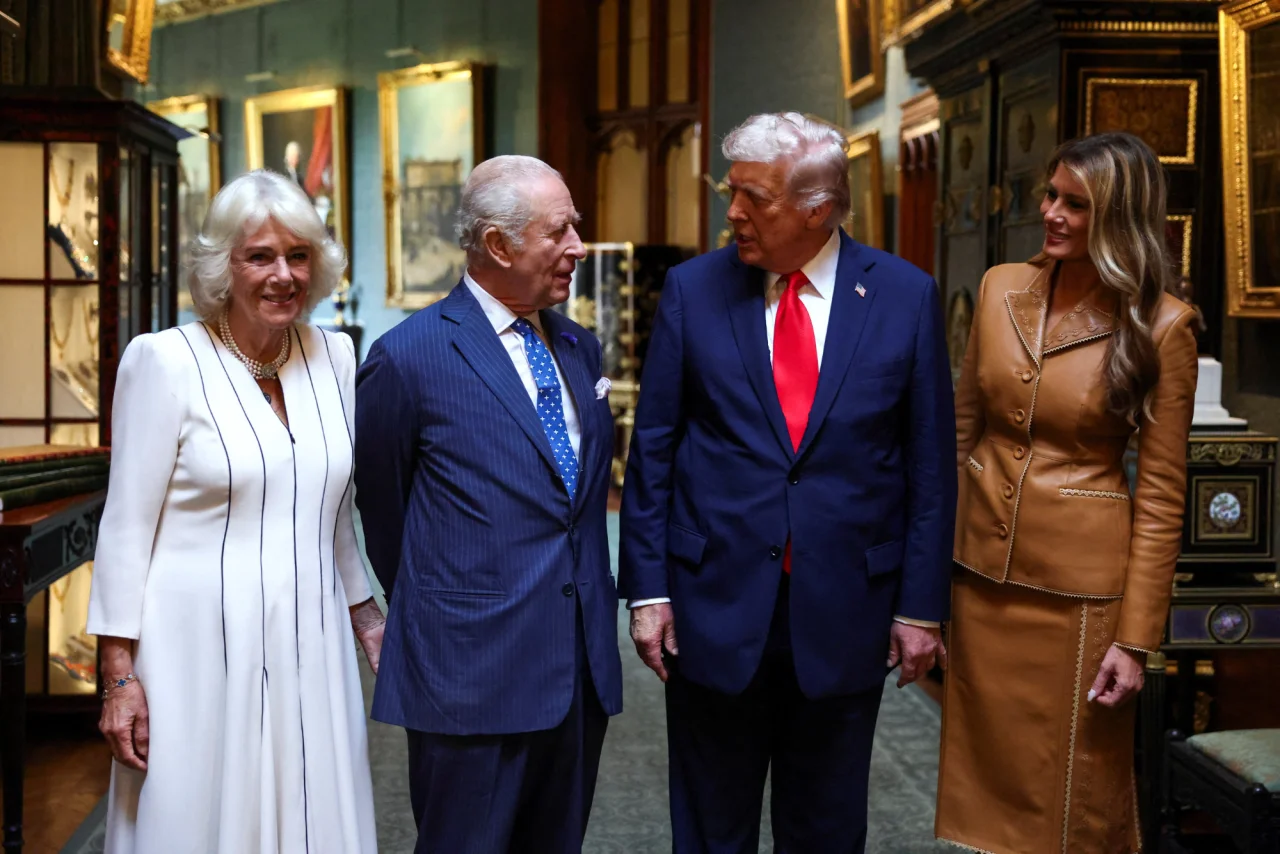 Трамп разговаривает с Чарльзом ІІІ, прощаясь 18 сентября во время отъезда из Виндзорского замка. (Фото: REUTERS/Kevin Lamarque/Pool)