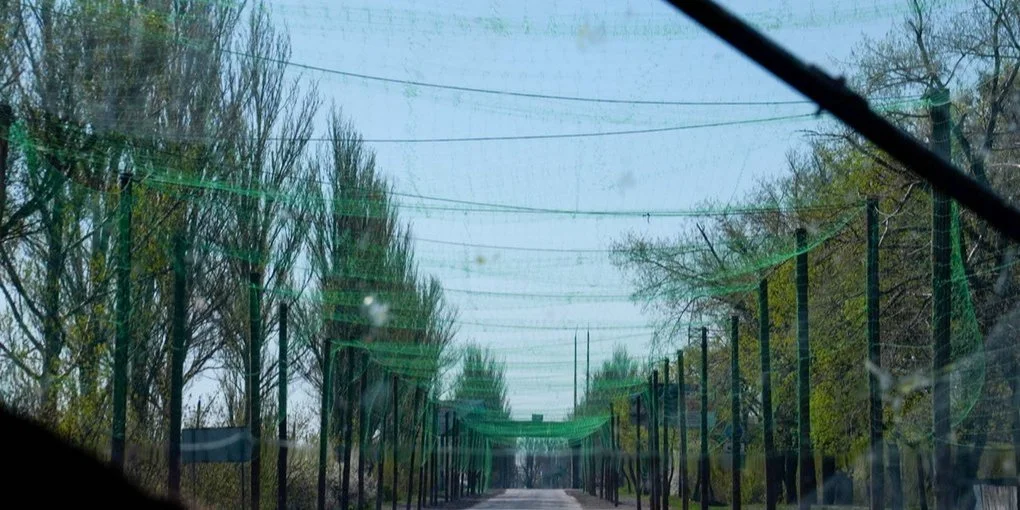 Антидронові сітки в Донецькій області (Фото: кадр відео / Суспільне Донбас)