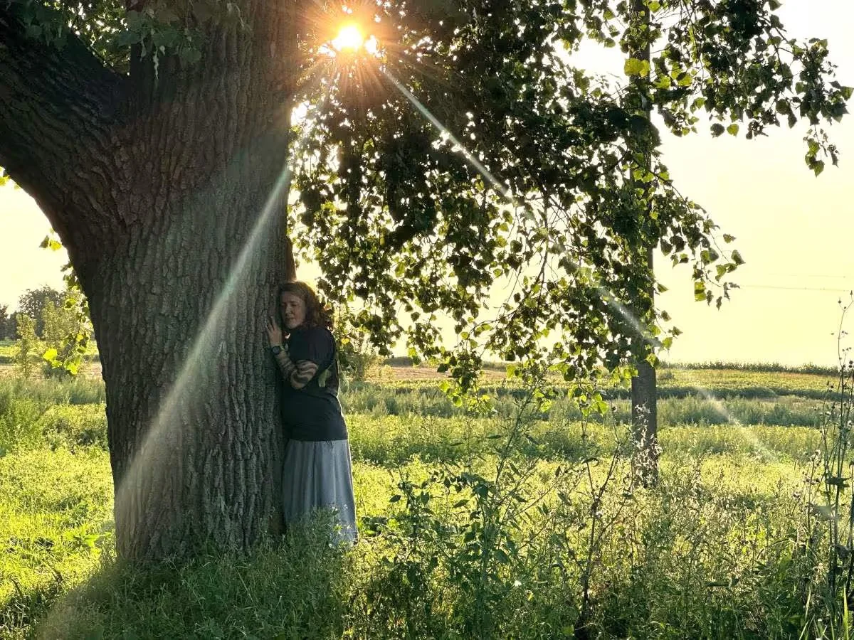 Агнешка Дея возле дерева в Куповальцах в Украине, август 2025 года (Фото: Michał Przedlacki)