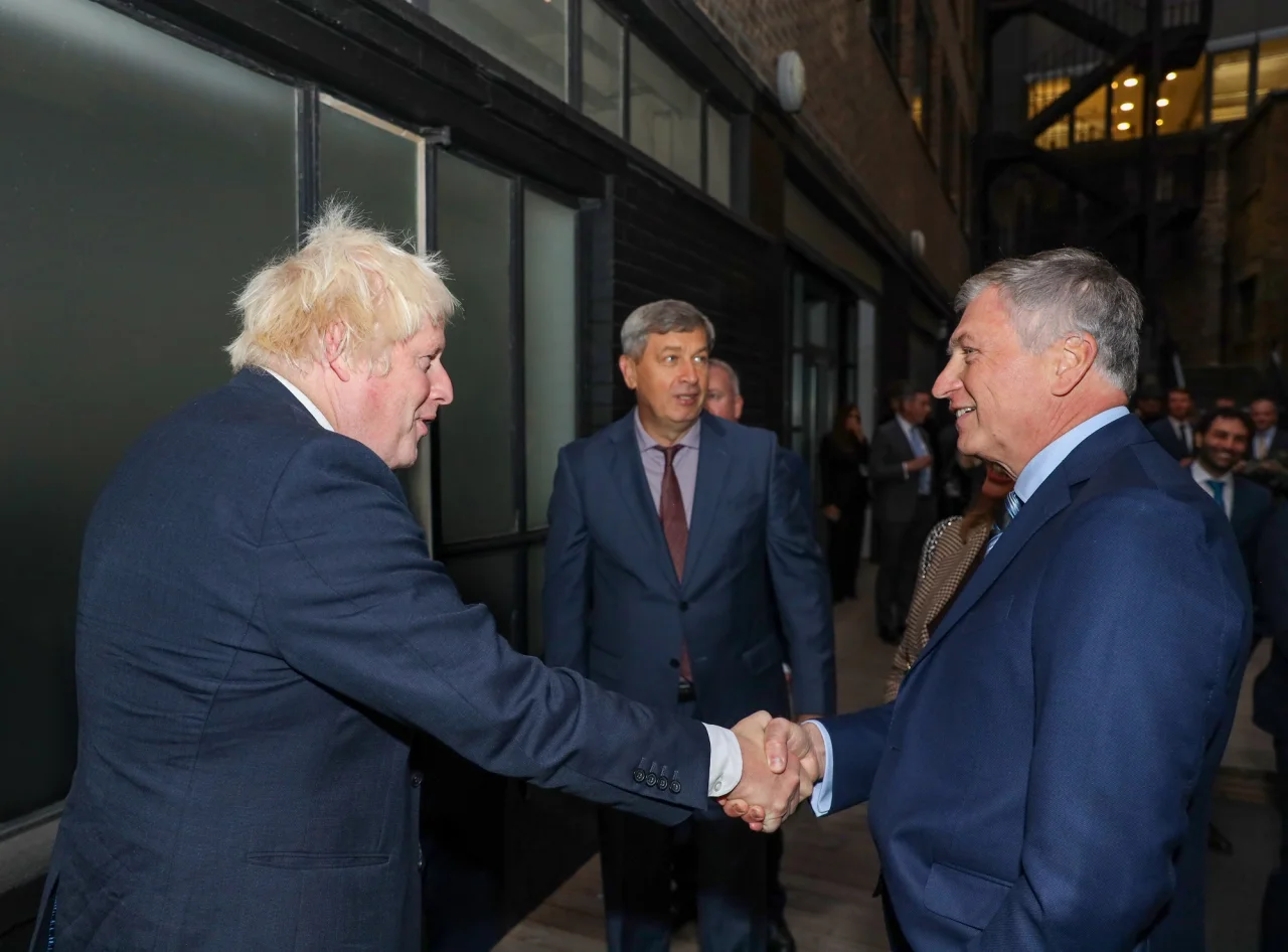 Богдан Губський та директор Музею війни Юрій Савчук зустрічають Бориса Джонсона (Фото: Фонд Богдана Губського)