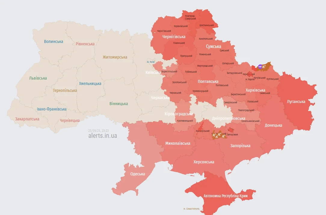 Карта воздушных тревог в Украине по состоянию на 23:23 25 сентября 2025 года (Фото: alerts.in.ua)