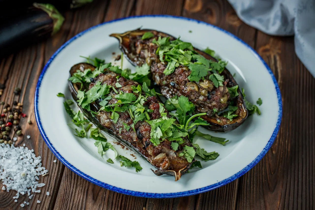Фаршировані баклажани з яловичиною та оливками (Фото: klopotenko.com)
