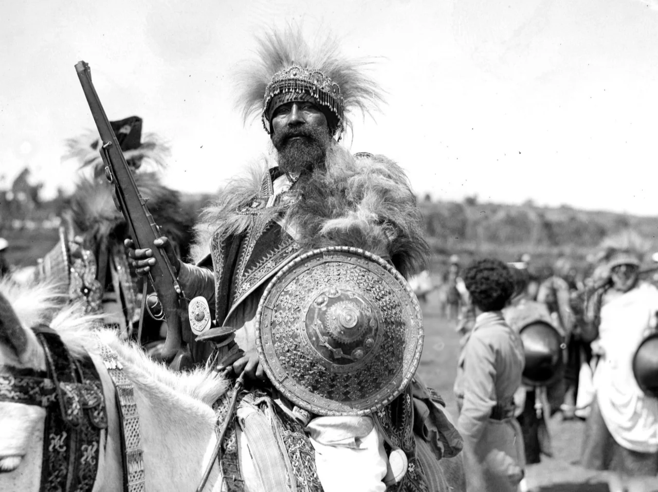 Вождь пустелі Абіссинії готується покинути своє село, щоб воювати в конфлікті між Абіссинією та Італією, жовтень 1935 року (Фото: PD)